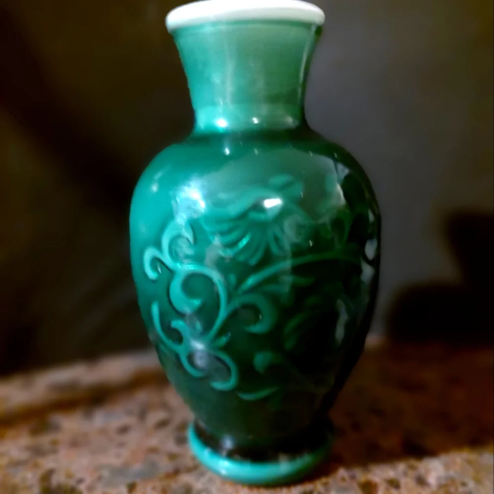 🌿💚🌿 Delightful Vintage 80's Avon Petite Forest Green Faux Jade Fragrance Vase - Picture 4 of 15